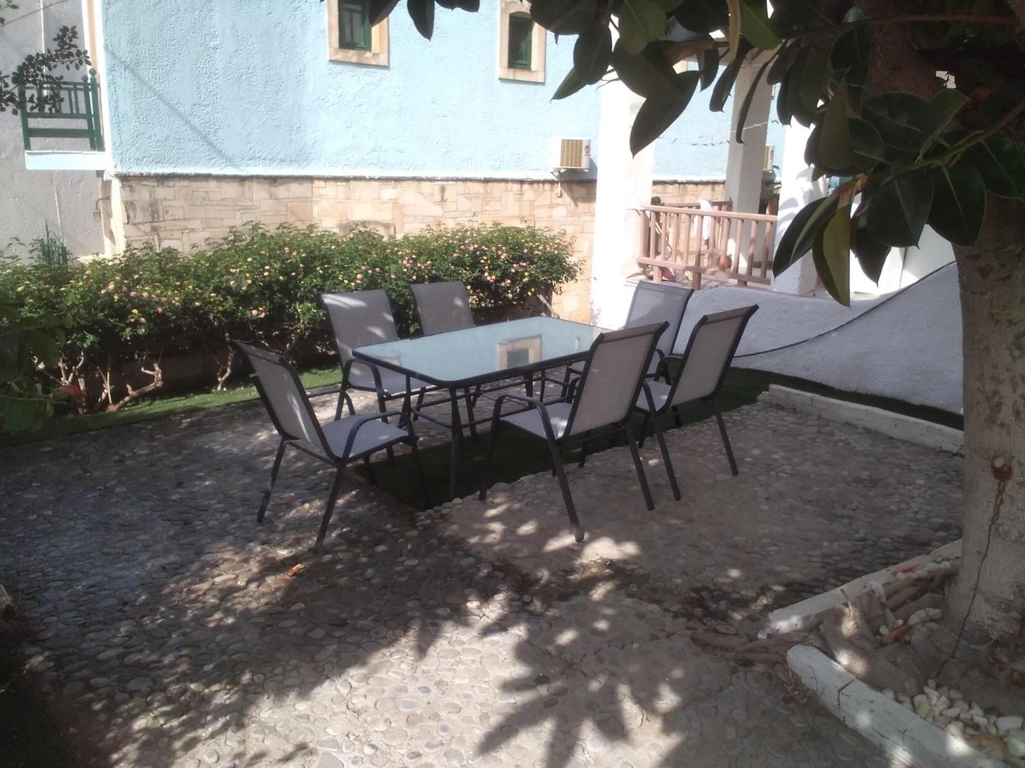 President Guest House Кератокампос Екстериор снимка